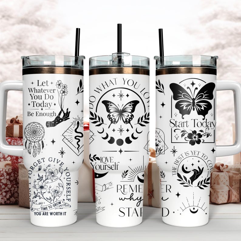 Puede incluir: Tres vasos de acero inoxidable blanco con dise&ntilde;os negros. Los vasos presentan citas inspiradoras e ilustraciones de mariposas, estrellas, lunas y flores. Las citas incluyen "Haz lo que amas", "Deja que todo lo que hagas hoy sea suficiente", y "Comienza hoy. Lo mejor est&aacute; por venir."