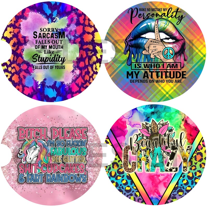 K&ouml;nnte beinhalten: Vier bunte runde Untersetzer mit verschiedenen Designs und Spr&uuml;chen. Der erste Untersetzer hat einen rosa, blauen und violetten Hintergrund mit Leopardenmuster und dem Text "Sorry Sarcasm Falls Out Of My Mouth Like Stupidity Falls Out Of Yours". Der zweite Untersetzer hat einen karierten Hintergrund mit einem regenbogenfarbenen Mund mit einem Finger darauf und dem Text "Make No Mistake My Personality Is Who I Am My Attitude Depends On Who You Are". Der dritte Untersetzer hat einen rosa Hintergrund mit einem Einhorn und dem Text "Bitch Please I'm So Fuckin Fabulous I Pee Glitter Shit Cupcakes & Fart Rainbows". Der vierte Untersetzer hat einen rosa, blauen und gelben Hintergrund mit einer Sonnenblume und dem Text "Beautiful Crazy".