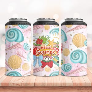 Pu&ograve; includere: Tre refrigeratori per lattine a tema estivo. I refrigeratori presentano uno sfondo rosa con conchiglie, stelle marine e le parole "Hello Summer". Il design include fragole, fiocchi e fiori tropicali. I refrigeratori hanno una parte superiore nera.