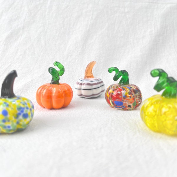 Glas Kürbis Figur, kleiner Glas Kürbis, Miniatur Kürbis, kleine Glasfigur, Wohnkultur, mundgeblasenes Glas, Halloween Dekoration