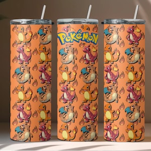 Puede incluir: Tres vasos de acero inoxidable con un patrón repetido de llamas naranjas y personajes de Pokemon de dibujos animados. Los vasos son naranjas con una tapa negra y una pajita. El vaso del medio tiene la palabra "Pokemon" impresa.