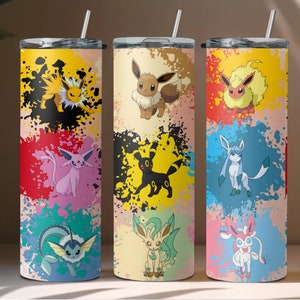 Könnte beinhalten: Drei Edelstahlbecher mit bunten Spritzlackmustern, die verschiedene Pokémon-Charaktere zeigen, darunter Eevee, Vaporeon, Jolteon, Flareon, Espeon, Umbreon und Glaceon.