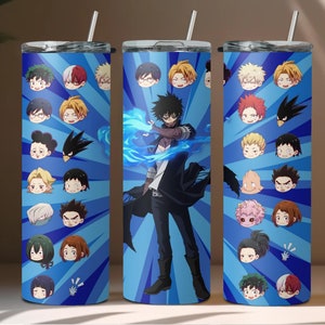 Peut inclure: Trois gobelets en acier inoxydable avec des motifs bleus et blancs représentant des personnages de l'anime My Hero Academia. Les gobelets ont un fond bleu avec des rayures blanches et présentent divers personnages de la série, notamment le personnage principal, Izuku Midoriya, et d'autres personnages populaires comme All Might, Katsuki Bakugo et Shoto Todoroki.