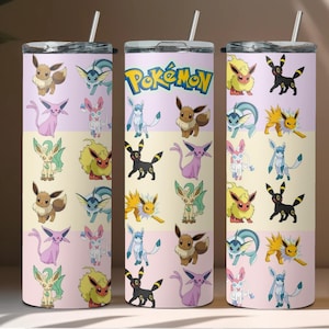 Peut inclure: Trois gobelets en acier inoxydable avec un fond rose et blanc et divers personnages Pokémon. Les gobelets sont munis d'une paille et d'un couvercle. Le texte "Pokemon" est imprimé sur le gobelet du milieu.