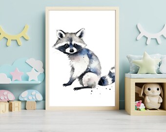 Könnte beinhalten: Gerahmter Aquarelldruck eines Waschbären. Das Kunstwerk zeigt den Waschbären in Grau- und Blautönen, mit einer schwarzen Maske und einem gestreiften Schwanz. Der Druck ist vor einem weißen Hintergrund.