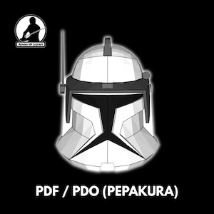 Puede incluir: Ilustración en escala de grises de un casco de Clone Trooper blanco con detalles en negro. El casco presenta una visera y una antena distintivas. El texto "PDF / PDO (PEPAKURA)" está en la parte inferior. El logotipo "Armory Of Legends" está en la esquina superior izquierda.