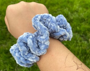 Lichtblauwe gehaakte scrunchie