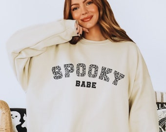 Spooky Season Babe Crewneck Sweatshirt Leopard Print Varsity Letters Shirt Halloween Geschenk für Frauen Stay Spooky Halloween Pullover Geschenk