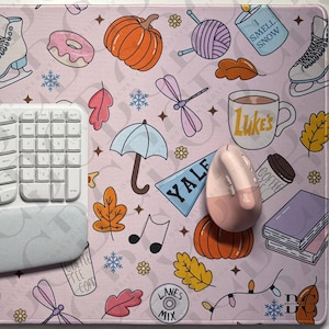 Gemütliche und koffeinhaltige Schreibtischmatte (16x32) – Herbstästhetische Mausunterlage | Buchliebhaber Büro Dekor | Feminine Workspace Vibes