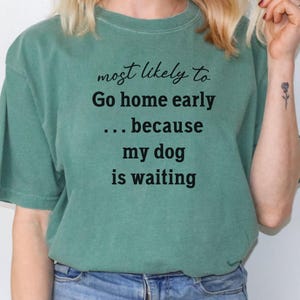 愛犬が待っているので早く帰りたくなる、愛らしい犬好きのTシャツ