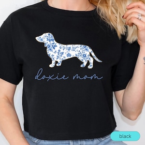 Doxie Mom T-Shirt, Blau Toile Floral Dackel Design, nettes Geschenk für Hundeliebhaber, Komfort Farben Stilvolles Damen T-Shirt, Blauer Chinoiserie Hund