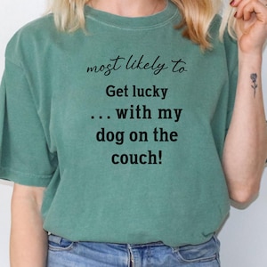 ソファで愛犬と一緒にラッキーをゲット！ - 心地よいひとときを過ごすための楽しい犬好きの T シャツ