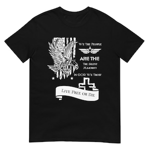 Könnte beinhalten: Schwarzes T-Shirt mit einem weißen Grafikdesign mit einem Adler, einem Stern, einem Kreuz und dem Text "We the People Are the Silent Majority In God We Trust Live Free or Die".