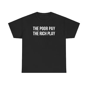 Camiseta The Poor Pay The Rich Play - Camiseta gráfica de sátira política - Humor sobre desigualdade de classes - Camiseta unissex de protesto econômico - Camiseta sobre dinheiro