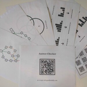 Puede incluir: Un conjunto de hojas de rompecabezas de escape room imprimibles con un c&oacute;digo QR para un verificador de respuestas. Las hojas incluyen un diagrama de Venn, un rompecabezas l&oacute;gico, un gr&aacute;fico de barras y una cuadr&iacute;cula de c&oacute;digos QR.
