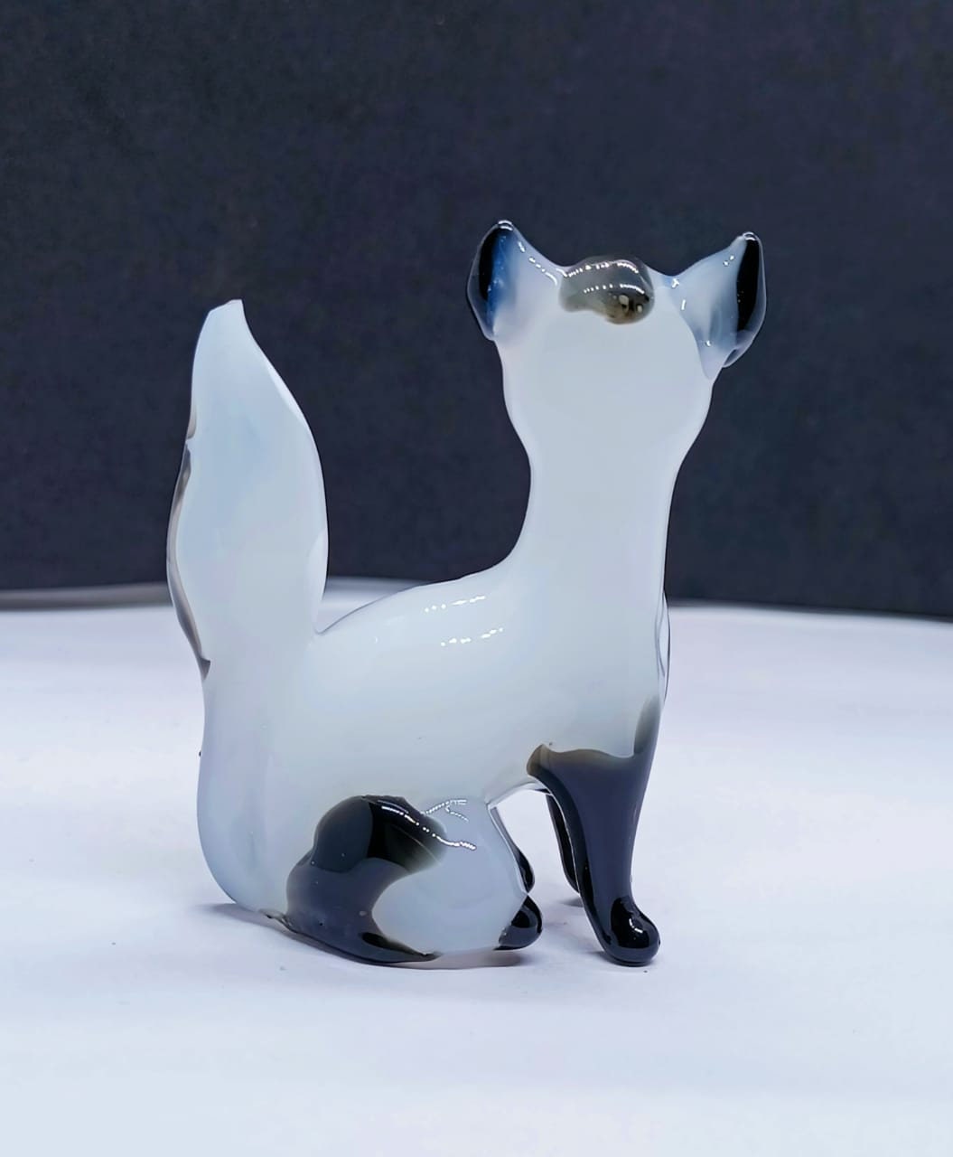 手作りのムラーノガラスの猫の置物：白黒のアートガラスのオーナメント