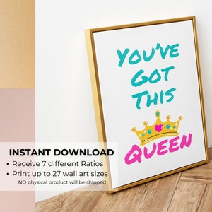 Può includere: Un design di arte da parete stampabile in una cornice dorata con sfondo bianco. Il testo "YOU'VE GOT THIS QUEEN" è scritto in turchese e rosa. Una corona dorata con un cuore rosa è sopra la parola "QUEEN".