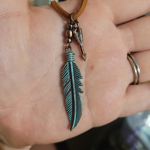 Hunting huntress archery arrow feather necklace