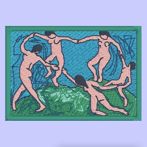 Puede incluir: Parche bordado con una representación colorida de cuatro figuras bailando en una colina verde sobre un fondo azul.