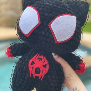 Zwart en rood gehaakte Spider Kitty-knuffel