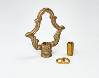 Remate de latón macizo con diseño ornamental en forma de bucle para lámparas y candelabros – Gancho para dosel de techo de inspiración vintage – Remate para pantalla – Varilla roscada hueca incluida