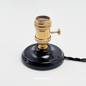 Mała, czarna lampa stołowa z obrotowym włącznikiem, mosiężną oprawką, ceramiczną podstawą i 1,47-metrowym przewodem | Lampa w stylu vintage