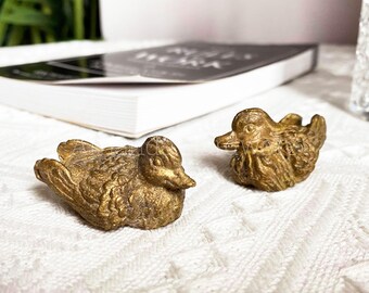 Mini figura escultórica de pato de latón
