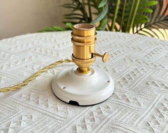 Lámpara de mesa pequeña blanca con interruptor giratorio, portalámparas de latón, base de cerámica y cable de 1,40 m / Lámpara de estilo vintage