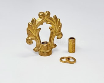 Remate de latón macizo con diseño ornamental en forma de bucle para lámparas y candelabros – Gancho decorativo para dosel de techo – Remate para pantalla de lámpara – Varilla roscada hueca incluida