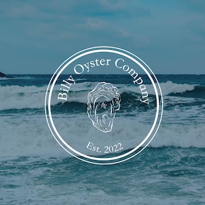 Puede incluir: Logotipo circular blanco para Billy Oyster Company, con una ilustraci&oacute;n de ostra. El logotipo est&aacute; sobre un fondo de olas del oc&eacute;ano y cielo azul. El texto "Billy Oyster Company" forma un arco en la parte superior, con "Est. 2022" en la parte inferior.