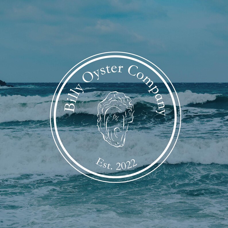 Puede incluir: Logotipo circular blanco para Billy Oyster Company, con una ilustraci&oacute;n de ostra. El logotipo est&aacute; sobre un fondo de olas del oc&eacute;ano y cielo azul. El texto "Billy Oyster Company" forma un arco en la parte superior, con "Est. 2022" en la parte inferior.