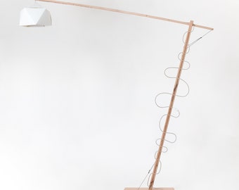 T-Act is een Made in Italy houten vloerlamp (200x200x30cm) voor in de woonkamer. Het maakt verschillende configuraties van structuur en elektrische draad mogelijk