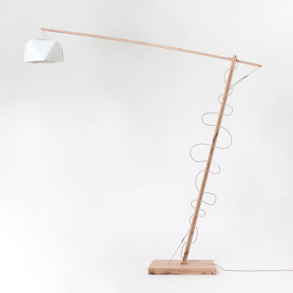 T-Act est un lampadaire en bois fabriqué en Italie (200x200x30cm) pour le salon. Il permet différentes configurations de structure et de fil électrique