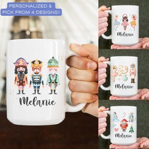 Puede incluir: Cuatro tazas blancas con diferentes diseños navideños. Cada taza tiene el nombre personalizado "Melanie" impreso en la parte inferior. Los diseños incluyen tres figuras de cascanueces, una bailarina, un cascanueces, un caballo de balancín, un adorno navideño, una bailarina, un cascanueces, un bastón de caramelo, un ratón y un árbol de Navidad.