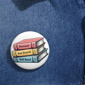 Przycisk „Czytam zakazane książki”, „Opieraj się faszyzmowi”, przycisk „Zakaz książek”, prawo do czytania, przycisk dla bibliotekarza, miłość do biblioteki, antyfaszyzm, feministka