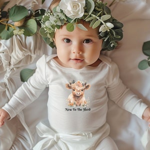 Highland Cow Infant, Prezent na Baby Shower, Nowy w stadzie | Highland Cow | Koszulka Baby Cow | Prezent dla noworodka | Body niemowlęce,