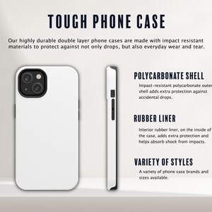 Puede incluir: Una funda de tel&eacute;fono blanca con un recorte para la lente de la c&aacute;mara negra. La funda est&aacute; hecha de dos capas: una carcasa de policarbonato y un forro de goma. El texto "TOUGH PHONE CASE" est&aacute; en la parte superior de la imagen. El texto "POLYCARBONATE SHELL", "RUBBER LINER" y "VARIETY OF STYLES" est&aacute; debajo de la imagen de la funda del tel&eacute;fono.