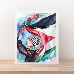 Puede incluir: Pintura acuarela de una mujer con un pañuelo tradicional palestino keffiyeh. Ella sostiene una bandera palestina y un ramo de flores rojas. El fondo es una acuarela azul y verde.