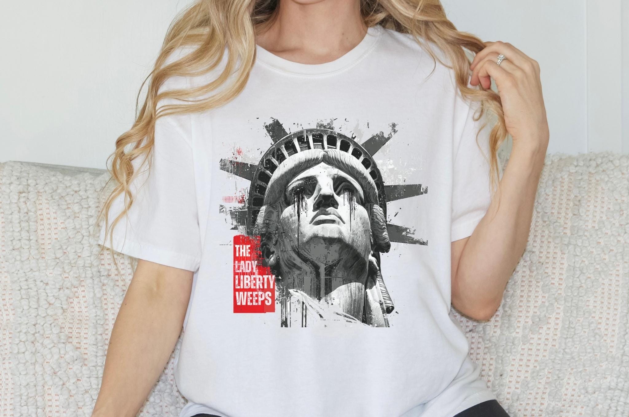 泣いている自由の女神像Tシャツ：心地よい色合いのグランジ風政治