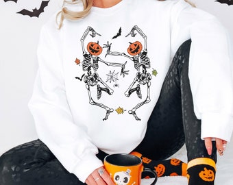 Moletom de gola redonda com esqueletos dançantes e cabeças de abóbora para o Halloween.