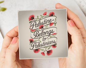 Może przedstawiać: Biała kartka z czerwono-biało-zielonym wzorem. Na kartce widnieje napis "Palestine Belongs to Palestinians" napisany ozdobnym fontem. Wzór zawiera czerwone kwiaty i plastry arbuza.