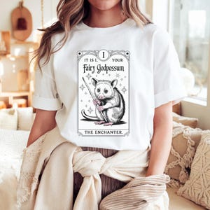 Camiseta de gambá, camiseta It Is I Your Fairy Godpossum, camiseta de carta de tarô, camiseta de gambá, camiseta de animal engraçado, camiseta Y2K, verão de garota selvagem