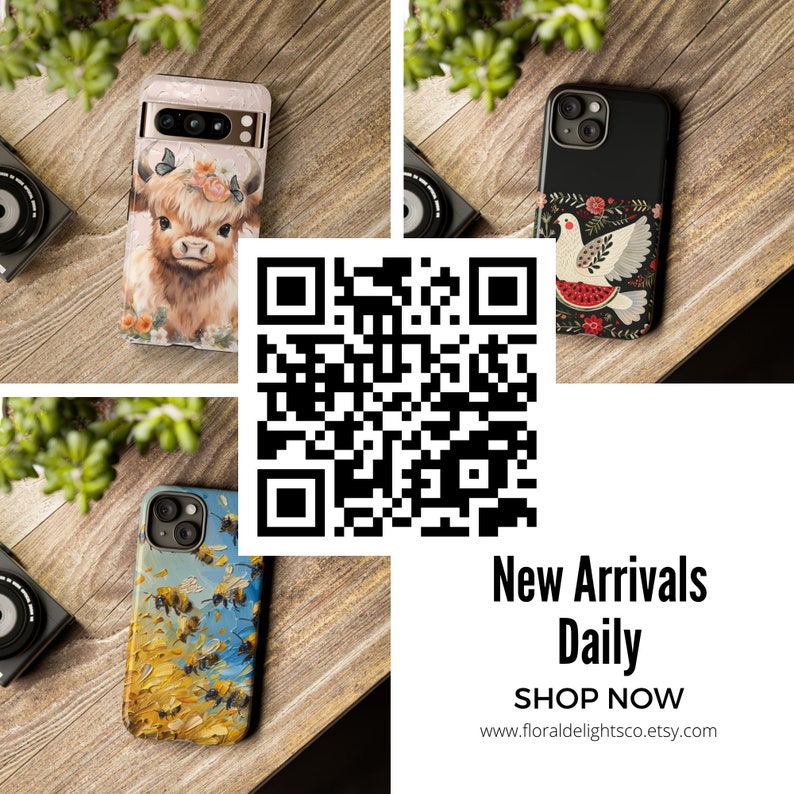 Puede incluir: Tres fundas de tel&eacute;fono diferentes con dise&ntilde;os &uacute;nicos. La primera funda presenta una vaca de las tierras altas con flores, la segunda funda tiene un fondo negro con una paloma blanca sosteniendo una sand&iacute;a, y la tercera funda tiene un fondo azul y amarillo con abejas. La imagen tambi&eacute;n incluye un c&oacute;digo QR y el texto "Nuevos Llegados Diariamente COMPRAR AHORA www.floraldelightsco.etsy.com".