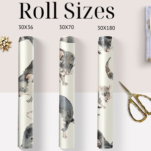 K&ouml;nnte beinhalten: Drei Rollen Geschenkpapier mit einem Aquarellmuster von M&auml;usen auf wei&szlig;em Hintergrund. Die Rollen sind mit den Gr&ouml;&szlig;en 30x36, 30x70 und 30x180 beschriftet.