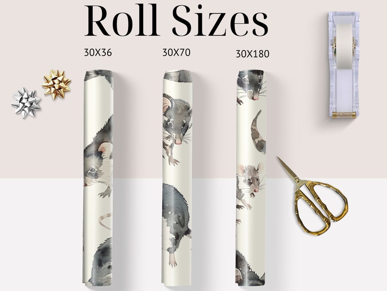 K&ouml;nnte beinhalten: Drei Rollen Geschenkpapier mit einem Aquarellmuster von M&auml;usen auf wei&szlig;em Hintergrund. Die Rollen sind mit den Gr&ouml;&szlig;en 30x36, 30x70 und 30x180 beschriftet.