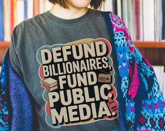 Camiseta de PBS, Apoyo a la radiodifusión pública, Camiseta de protesta política, Ropa anti-Trump, Camiseta de colores cómodos, Medios públicos, Desfinanciar a los multimillonarios