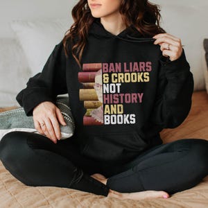Ich bin mit dem verbotenen Hoodie, verbotene Bücher Pullover, Geschenk für Buchliebhaber, Freiheit zu lesen, RBG Hoodies, soziale Gerechtigkeit Shirt, Bücherwurm Sweatshirt