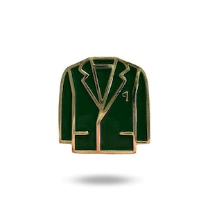Op de afbeelding: Een gouden speld in de vorm van een groen jasje met een gouden nummer "1" op de revers.