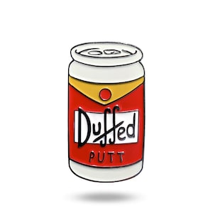Puede incluir: Un pin de esmalte con forma de lata de cerveza. La lata es roja y blanca con una etiqueta amarilla. La etiqueta dice "Duffed" en letras negras y "PUTT" en negro en la parte inferior.