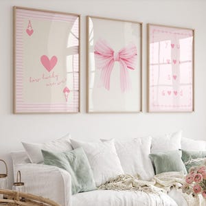 Juego de 3 cuadros de pared rosas de moda: decoración de dormitorio preppy, estética coqueta, estampado de adorables lazos de acuarela femeninos, ¡Qué suerte tenemos!, ¡Qué bien te ves!